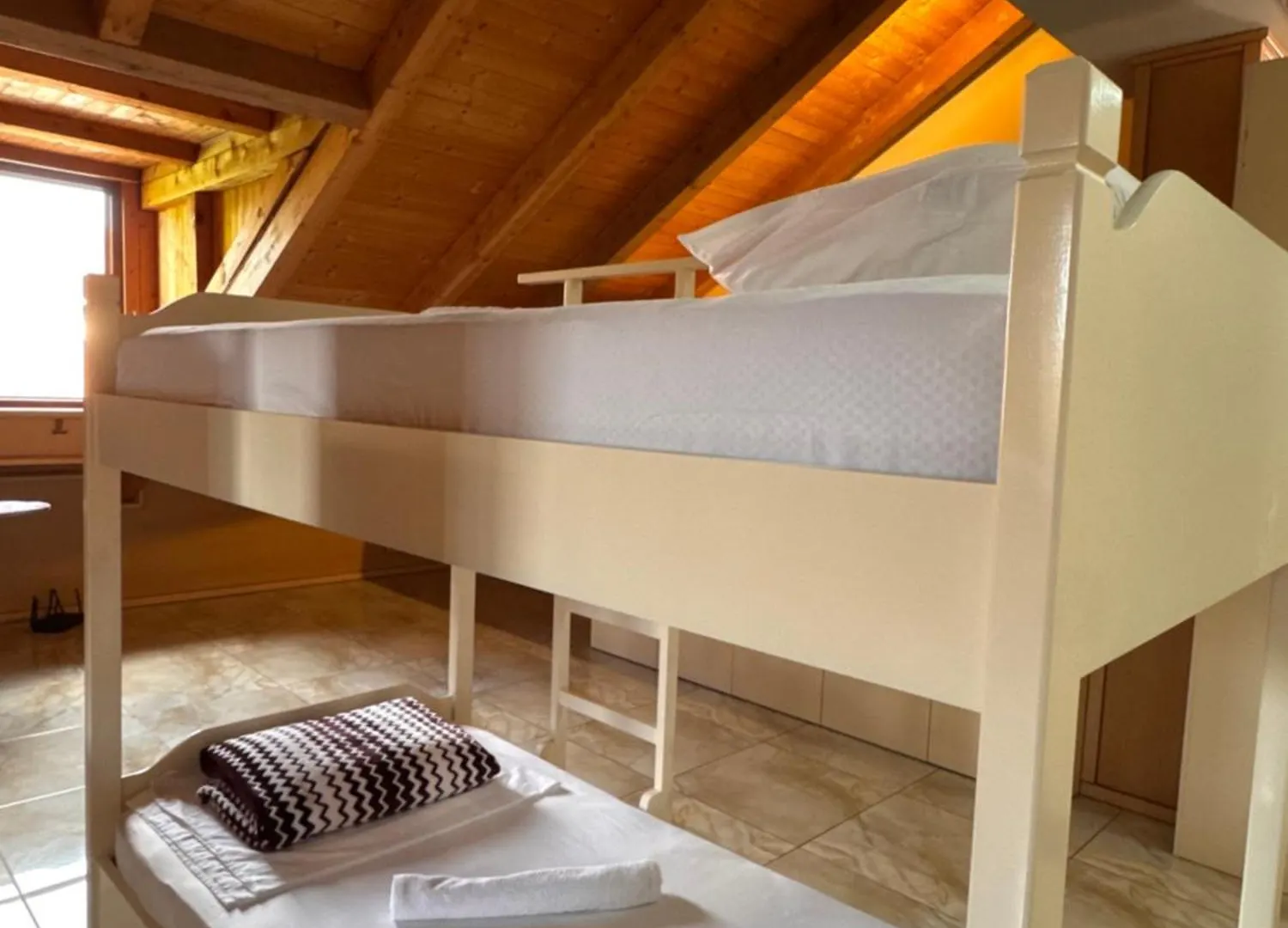 Symphony Hostel Шкодер